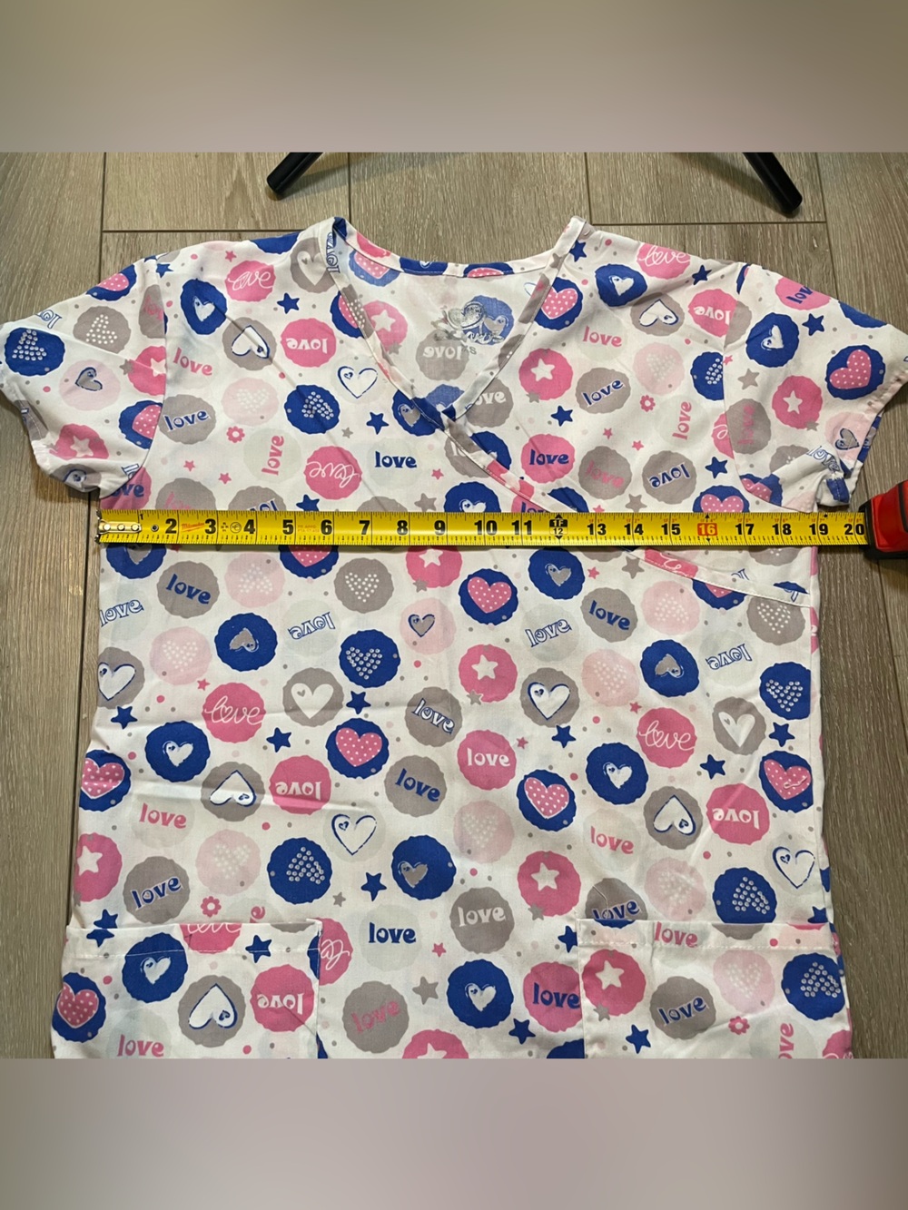 Trendy XS Scrub Top - I Love Scrubs Pink Blue Hearts Stars Pattern - Picture 5 of 5